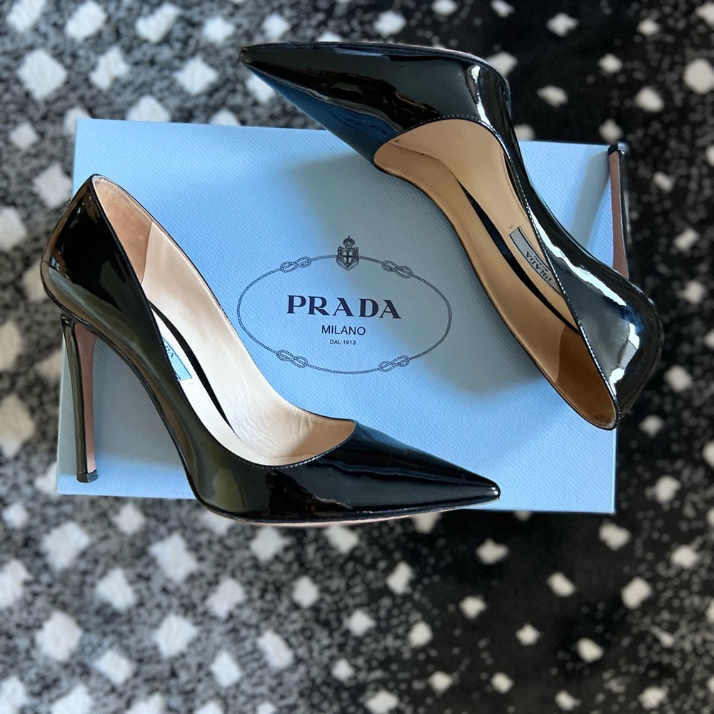 Prada- Calzature Donna Nero PRADA Black Patent Pumps GORGEOUS